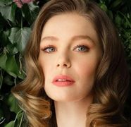 El este noul partener de platou al celebrei actrițe Burcu Biricik, protagonista serialului "Fata de la fereastră"! Este vorba despre unul dintre cei mai carismatici și talentați actori din Turcia